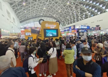 高雄旅展「魷魚遊戲真人挑戰賽」耶誕老人闖關奪大獎