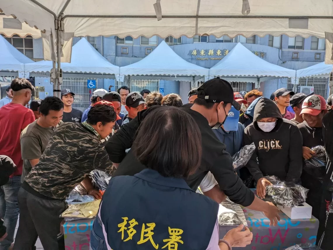 屏東移民署冬日關懷 二手衣溫暖外籍漁工