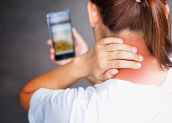 胸悶、呼吸、吞嚥困難-竟都是滑手機惹的禍？