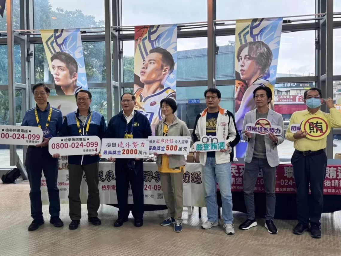 中信特攻籃球隊在新莊主場迎戰全家海神並宣導反賄選
