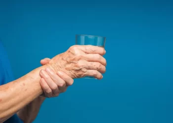 高齡族群手發抖，別先自己嚇自己，不一定是帕金森氏症惹上身！