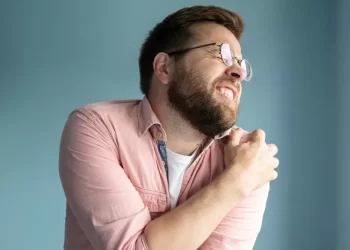 一病肩膀痛到廢？別再誤認是五十肩，治療方式大不同！