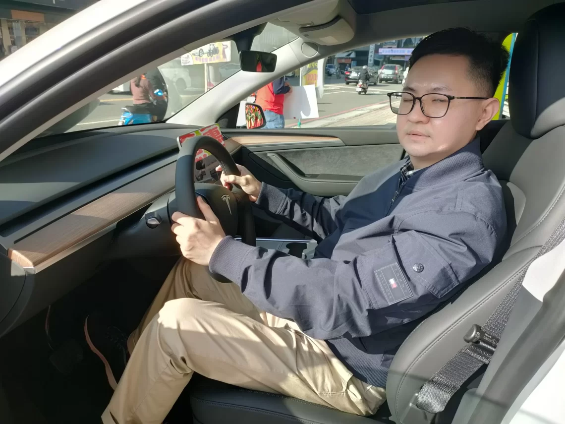「時來運轉運彩」抽好禮 特斯拉幸運得主交車
