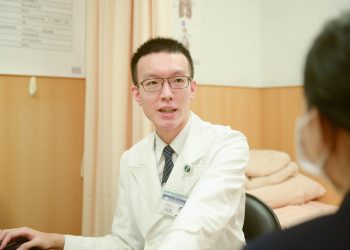 女子手痛呼吸喘-竟是胸腔查出超大畸胎瘤