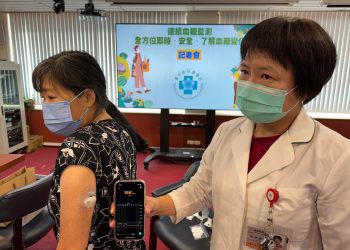 不用被針刺！靠「貼片」即時了解血糖變化