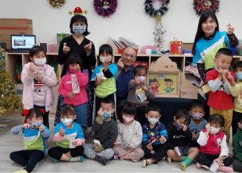 「紙芝居」故事暖心活動　助六龜孩子出國圓夢