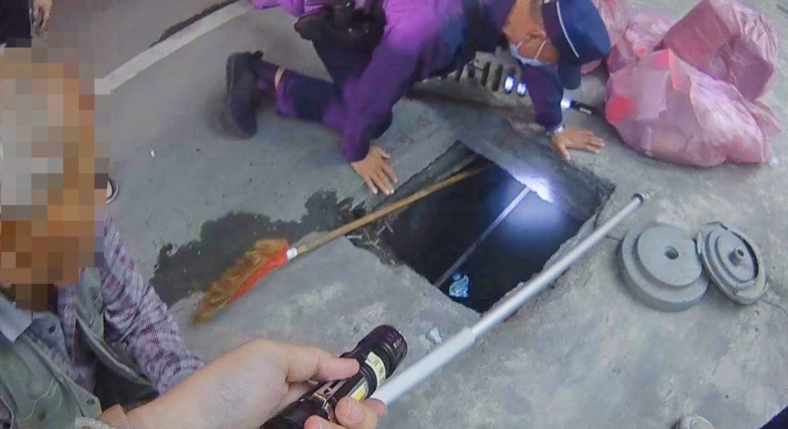 八旬老翁錢包掉水溝 里港警不畏惡臭助撈錢