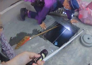 八旬老翁錢包掉水溝　里港警不畏惡臭助撈錢