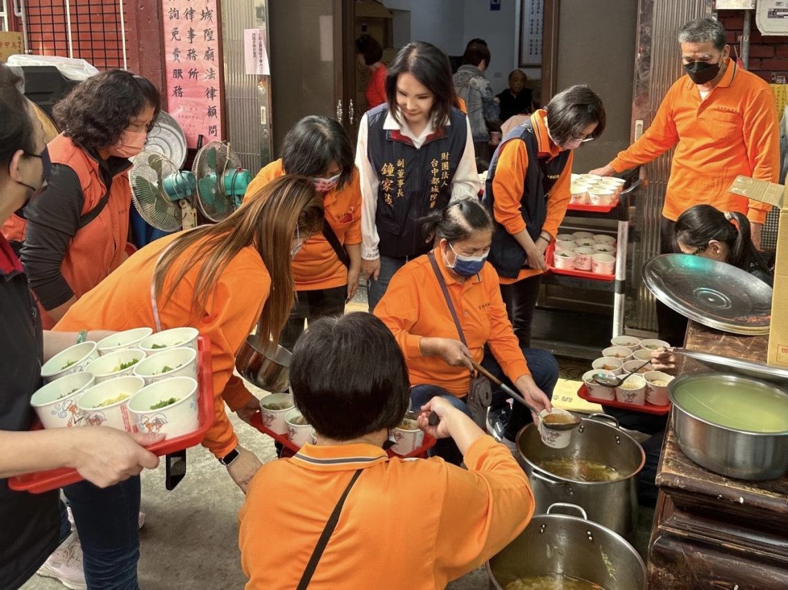 台中都城隍廟慶華人感恩節-企業家鐘家蔆暖心傳愛