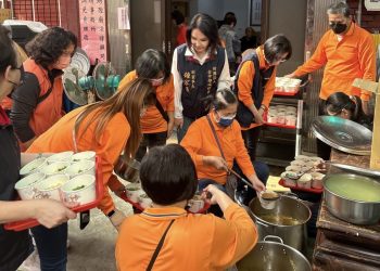 台中都城隍廟慶華人感恩節-企業家鐘家蔆暖心傳愛