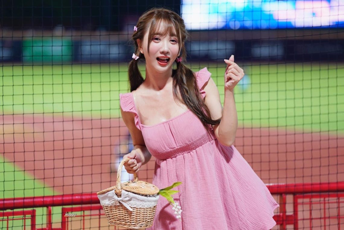 「全糖女神」小珍奶生日音樂會揪小龍女撒糖開唱 台上落淚嘆一遺憾