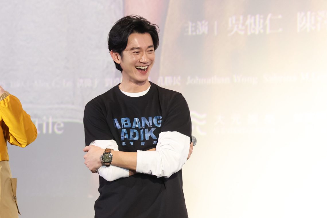 為《富都青年》當空中飛人　吳慷仁現場脫下送「原味t恤」謝粉絲