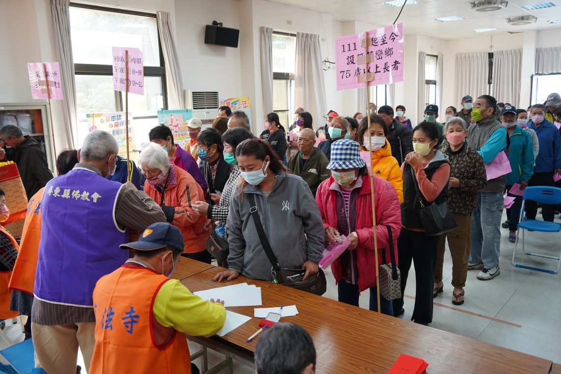 屏縣佛教會與萬法寺　歲末發紅包捐物資助弱勢