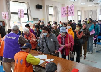 屏縣佛教會與萬法寺　歲末發紅包捐物資助弱勢