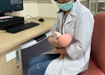 石頭奶又脹又痛怎麼解？醫籲：先以手擠出奶水緩解！