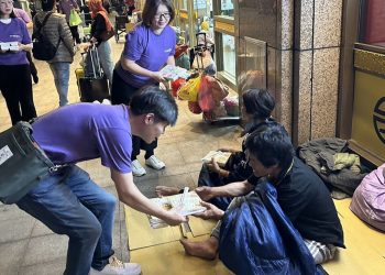 王子娘文教集團年後持續送暖　再赴台北車站為遊民發放便當