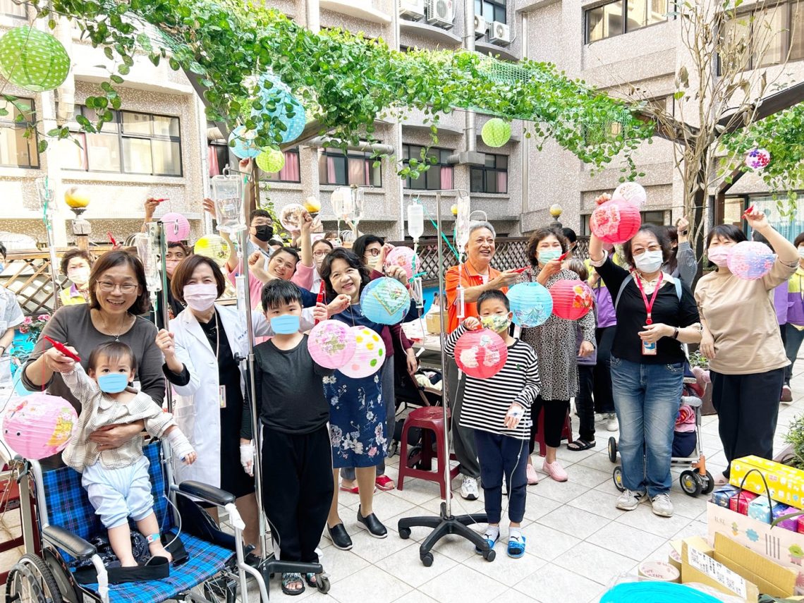 臺北醫院慶元宵.手作蝶古巴特拼貼燈籠樂開懷