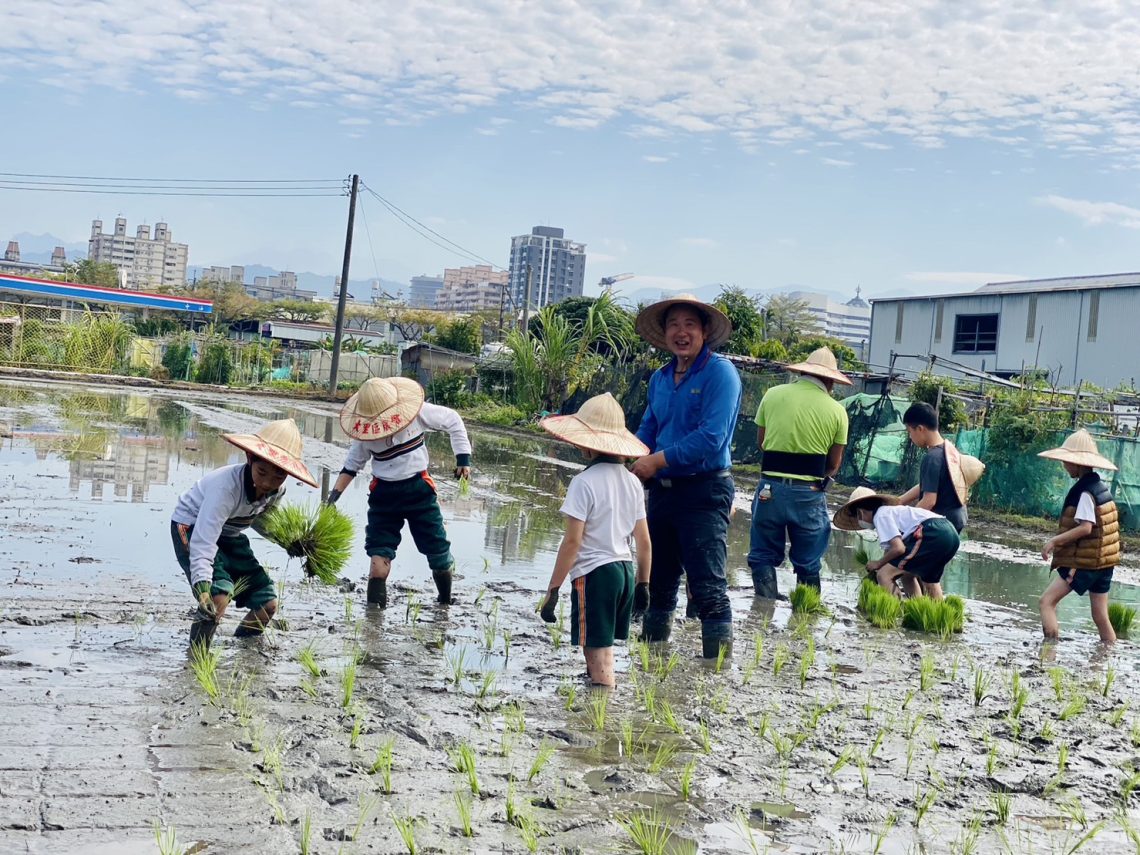 推動食農教育-大里農會攜手在地學校辦農耕體驗