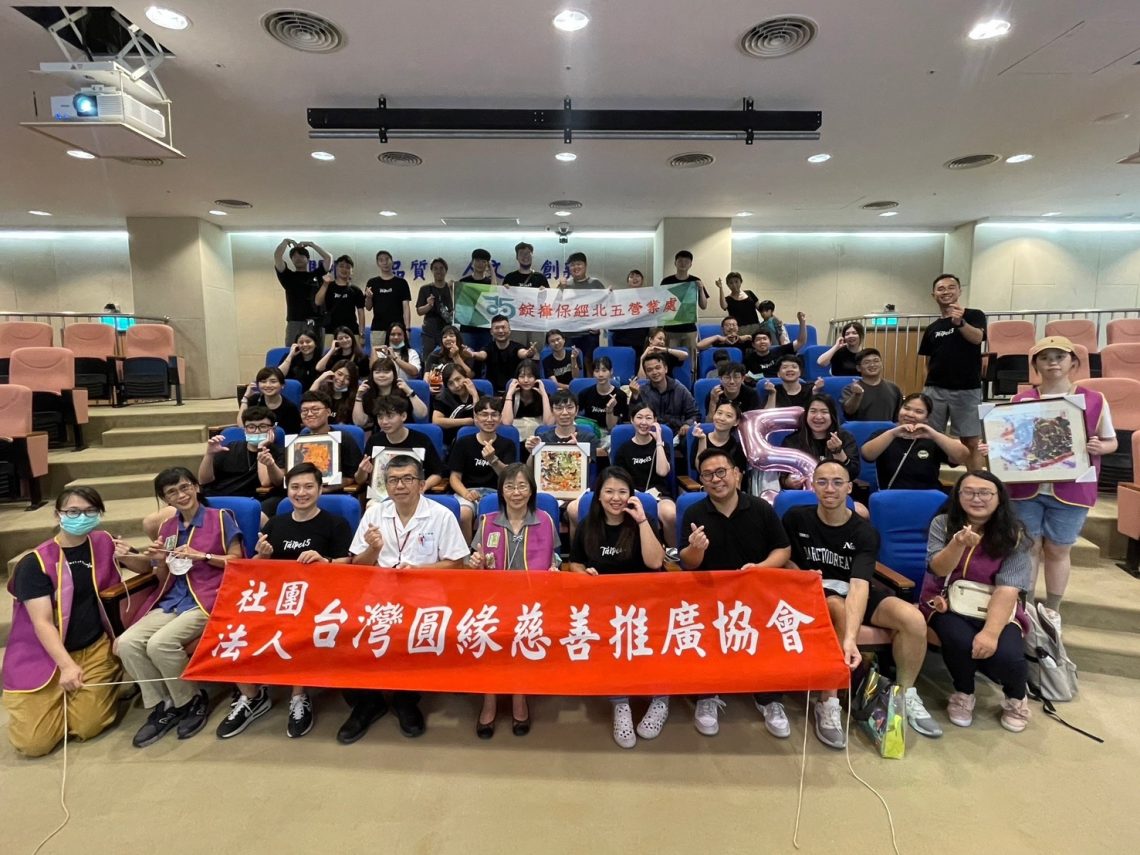 圓緣慈善推廣協會志工為「精神病房迎來清晨」-攜手錠嵂保經彩繪送暖