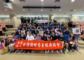 圓緣慈善推廣協會志工為「精神病房迎來清晨」-攜手錠嵂保經彩繪送暖