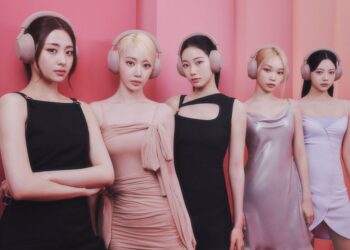 韓國女團-le-sserafim-時尚詮釋，sony-旗艦級-1000x-耳機系列新色玫瑰灰登場