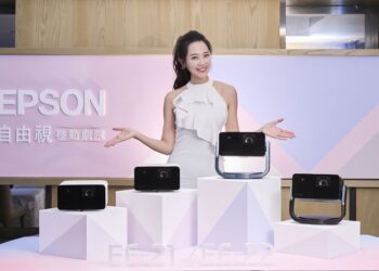 顏值、畫質同步進化-智慧校正與多角度腳架，epson-首推玫瑰粉行動娛樂投影機