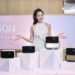 顏值、畫質同步進化-智慧校正與多角度腳架,epson-首推玫瑰粉行動娛樂投影機