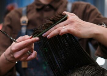 新北土城髮廊貓奴打卡-邊剪髮邊玩貓