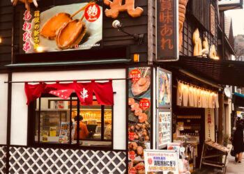 日本美食｜泡完溫泉來箱根湯本商店街-吃溫泉饅頭、湯麻糬跟炸海鮮
