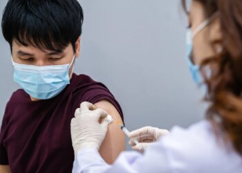 夏季新冠恐升溫-臺大醫：現可打第二劑jn.1疫苗，若一劑都沒打需盡快補上