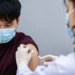 夏季新冠恐升溫 臺大醫:現可打第二劑JN.1疫苗,若一劑都沒打需盡快補上