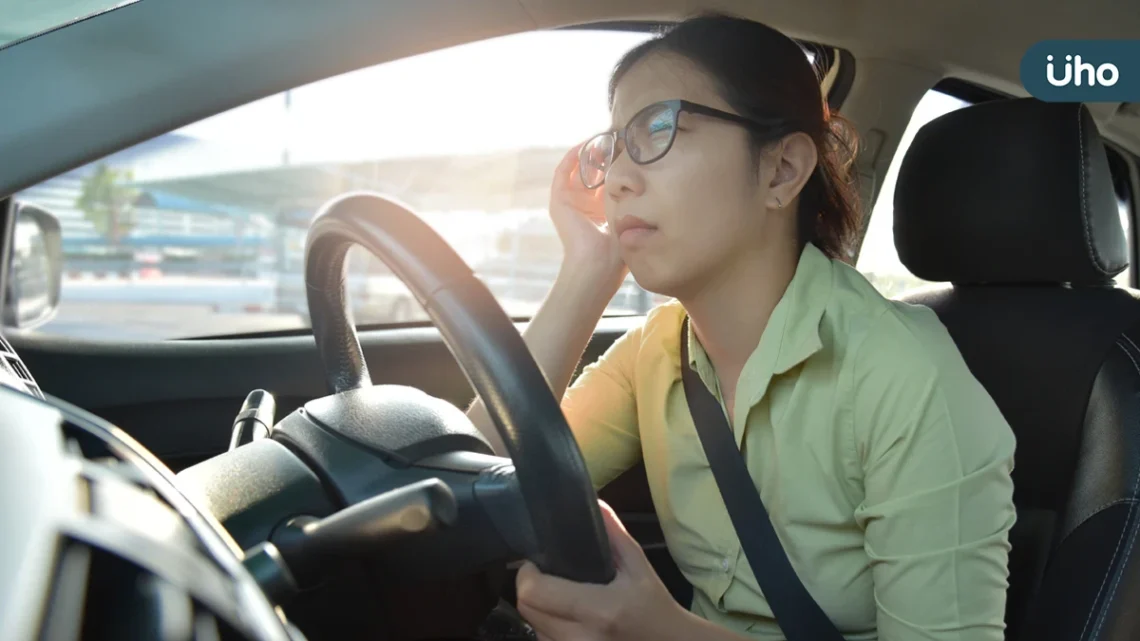 滑手機一久就眼模糊?醫:恐老花提早報到,當心白內障也同時找上門