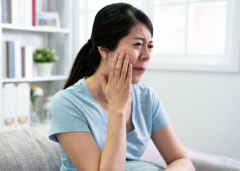 Dcard熱議牙齦萎縮原因 康智為牙醫師教你食補應對