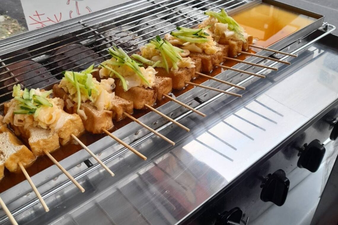 台東港式臭豆腐 外酥內嫩炭火堅持 烤出一塊塊記憶裡味道