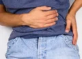 小腹鼓起輕忽當心疝氣卡腸壞死 最新組織膠修補大幅減少疼痛