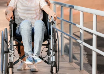 走路搖晃 罕病 SMA少女治療後「揮拍打球」重拾青春校園生活