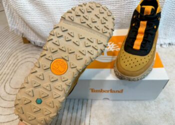 最頂機能鞋是它 上班族猛讚久走不累「雨天超防水」全網讚：穿過回不去