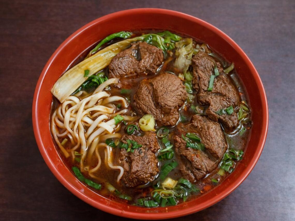 崙背必吃美食推薦 中藥蔬果湯頭牛肉麵 配大骨湯與滷味剛剛好