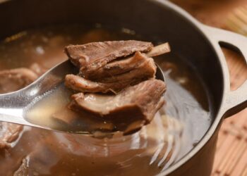 竹北羊肉料理推薦這一碗 羊肉泡饃湯底清甜、饃香耐嚼