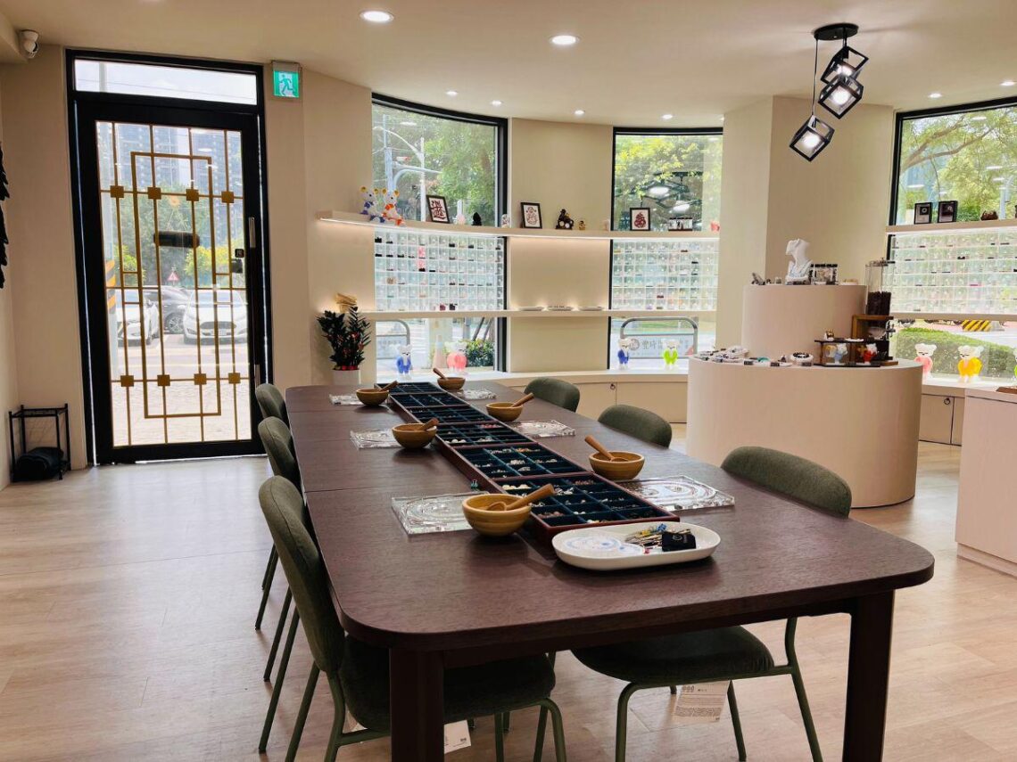 電商轉戰桃園區水晶專賣店 親手挑選珠材 打造專屬水晶手鍊