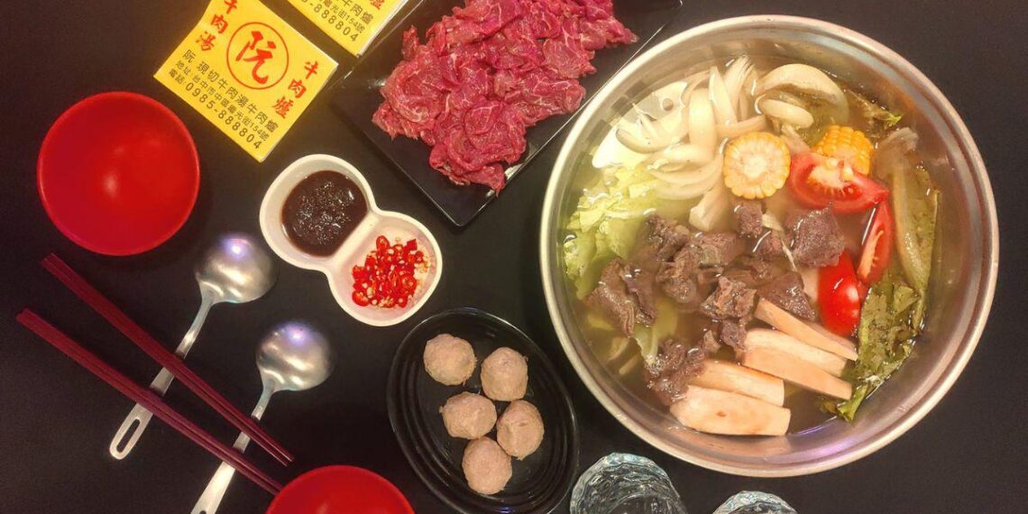 台中中區人氣牛肉爐 牛骨熬製香潤湯底 美澳和牛涮出粉嫩色澤