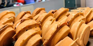 中壢大仁街現點現烤車輪餅走紅中原大學  外婆客家菜脯成招牌