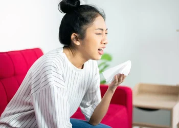 【健康衛教】梅雨季過敏雙重夾擊！醫揭「鼻炎、異膚」共病關聯 授日常保養守則