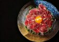 信義安和多人聚餐與包場選擇 生牛肉沙拉、炭火肉捲呈現日系餐酒風格