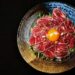 信義安和多人聚餐與包場選擇 生牛肉沙拉、炭火肉捲呈現日系餐酒風格