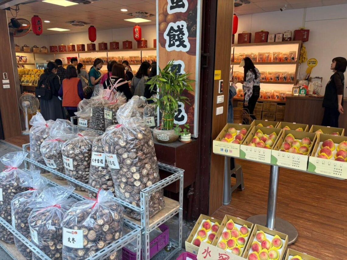買齊桃園伴手禮不必東奔西走 大溪農特產店蒐羅豆干、水蜜桃、香菇 一次選購