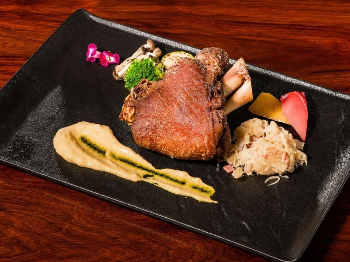 台中商業餐敘 燉、炸、烤經三道工序的德國豬腳  外皮酥脆、內部保有肉汁