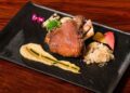 台中商業餐敘 燉、炸、烤經三道工序的德國豬腳 外皮酥脆、內部保有肉汁