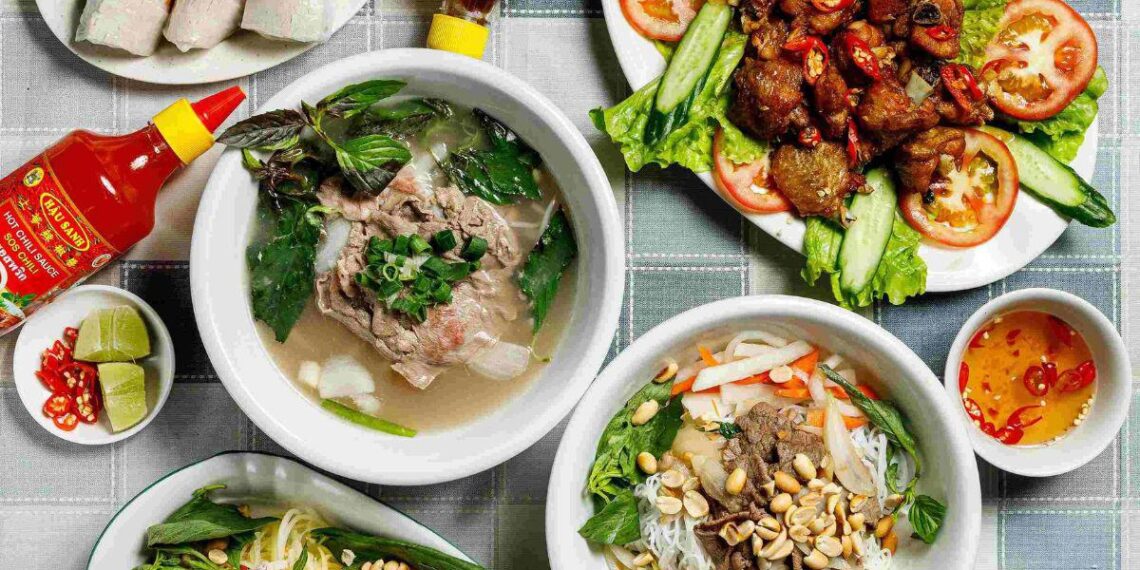 樹林火車站越南美食 鹹香魚露雞翅搭配清爽生菜春捲 展現豐富味覺層次
