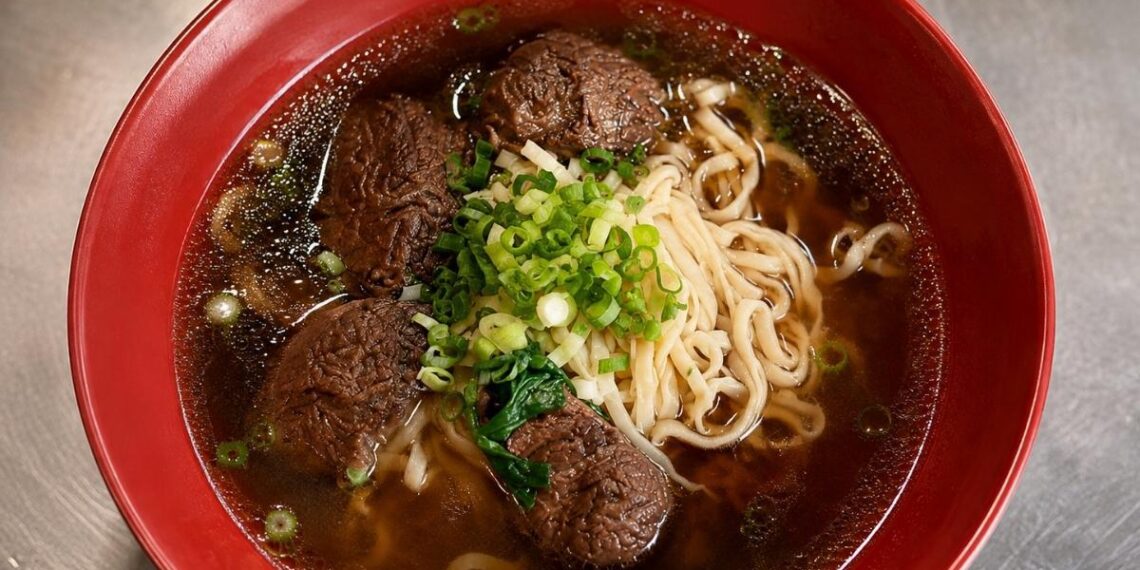 板橋大觀路牛肉麵飄香近50年 二代接手延續古早味  12小時紅燒湯頭陪伴在地三餐